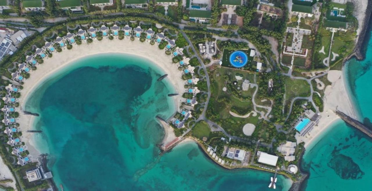 누라이 아일랜드 리조트 아부다비 외부 사진 Aerial view of the Atlantis Paradise Island resort, with the location of the Atlantis Water Park highlighted in blue