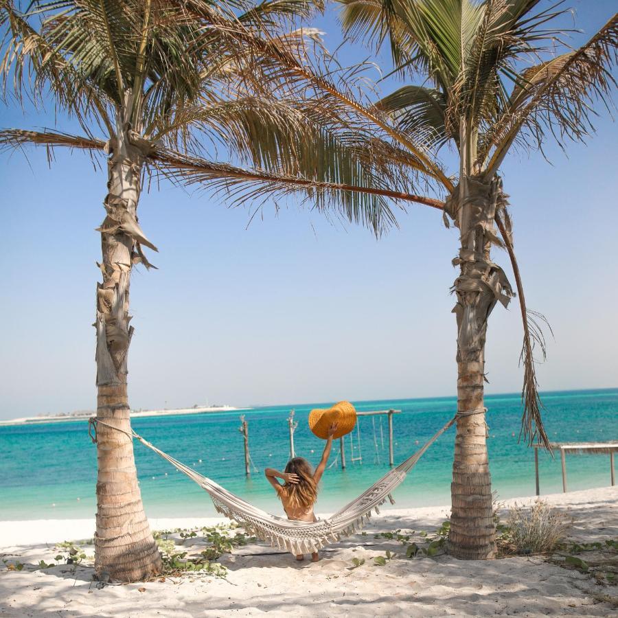 누라이 아일랜드 리조트 아부다비 외부 사진 Hammock on the beach