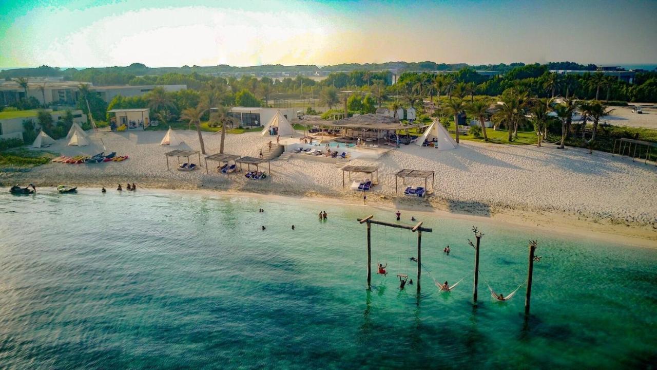 누라이 아일랜드 리조트 아부다비 외부 사진 Aerial view of the beach at the resort